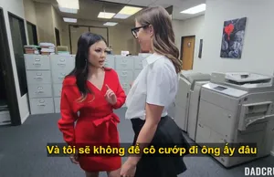 ông chồng nhu nhược nhìn vợ cùng tiền bối chụp ảnh khỏa thân