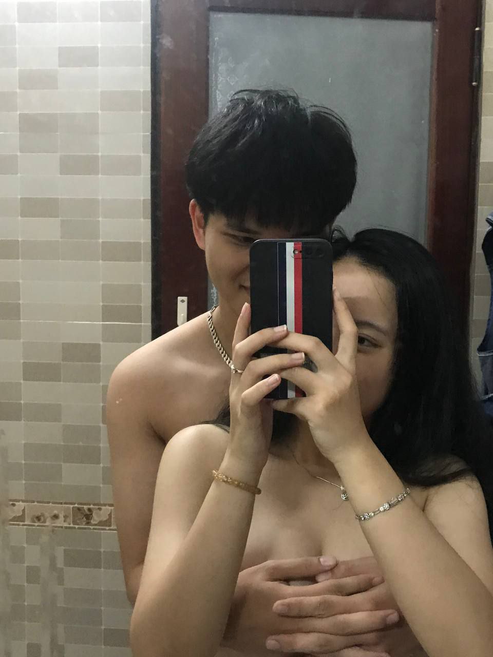 Cậu thanh niên chưa trải sự đời chịu không nổi trước nữ đồng nghiệp râm