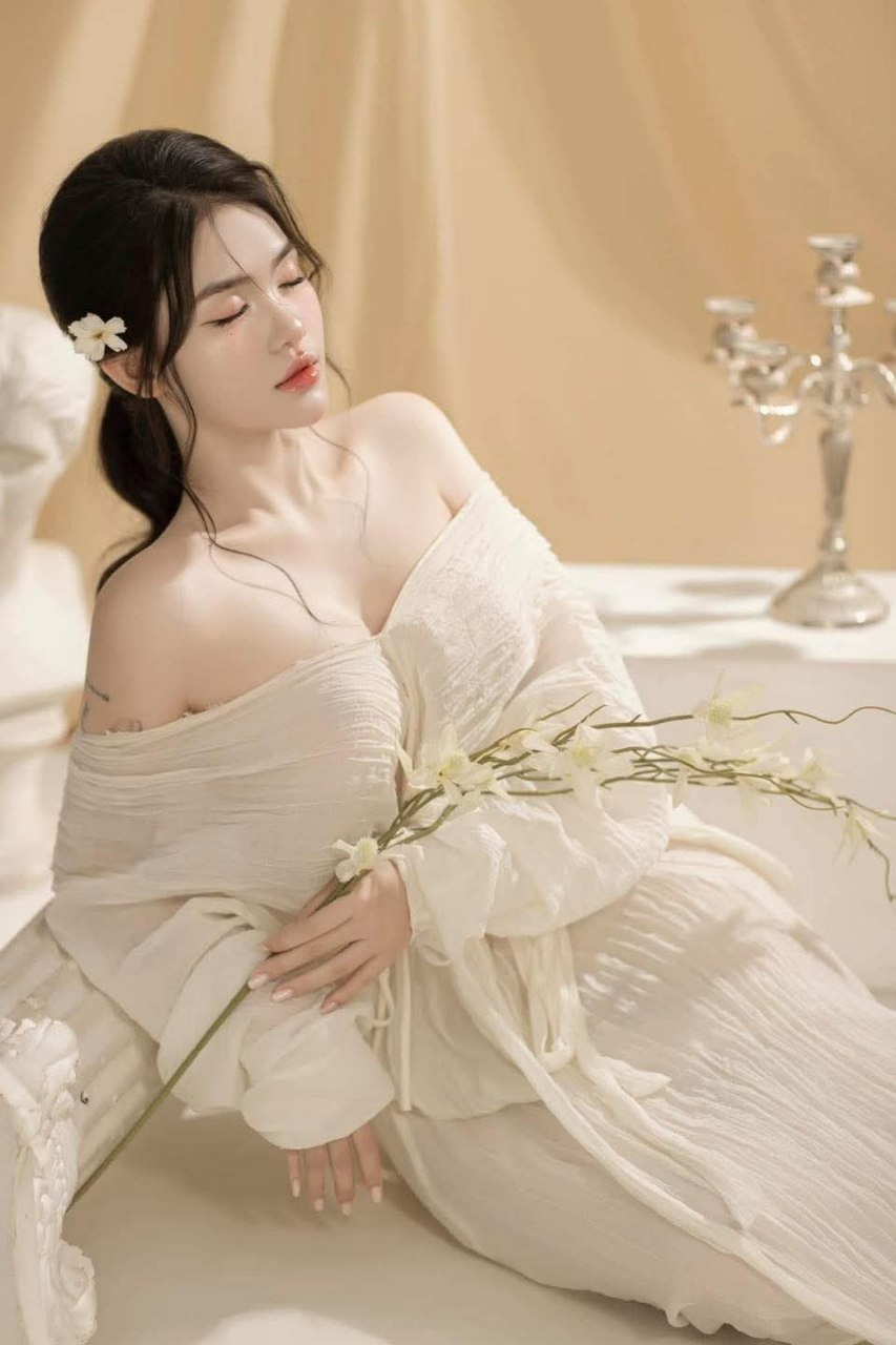 Cô gái dễ thương cưỡi dương vật và xuất tinh vào âm đạo chặt chẽ